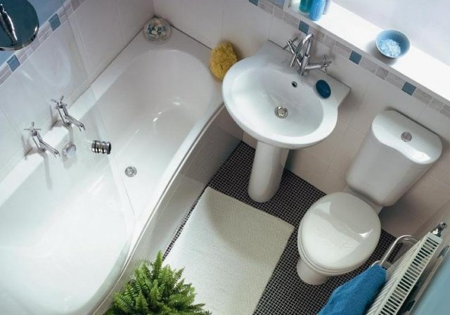 lille-badeværelse-design-ideer-badekar-glas-skillevæg