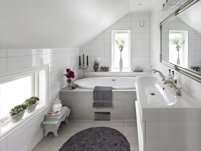 badeværelse-taghældning-hvid-grå-design