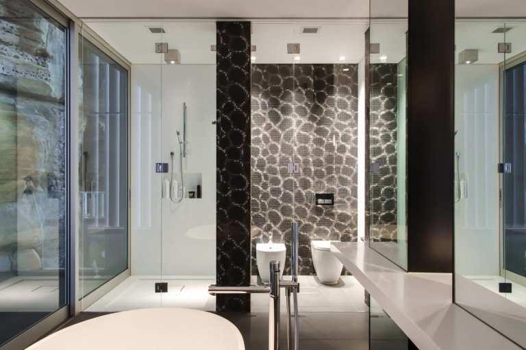 Moderne badeværelser med mosaik med bruseniche -tendenser i sort og hvid og indirekte belysning på loftet