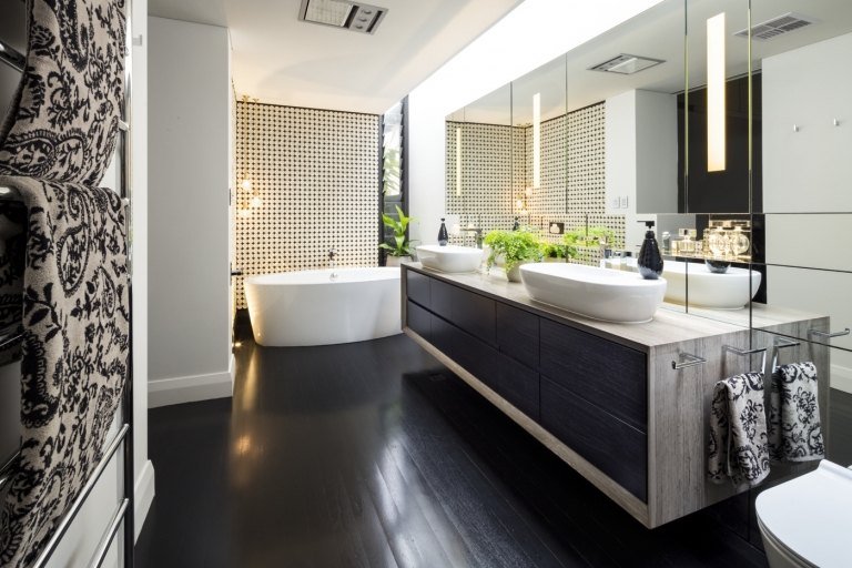 moderne badeværelser uden fliser vægdesign med maling og tapet et fritstående badekar af keramik og gulv af træ