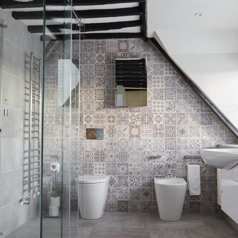 Moderne badeværelser med skråt lofter skaber ideer med patchwork mosaikfliser og et brusekabine