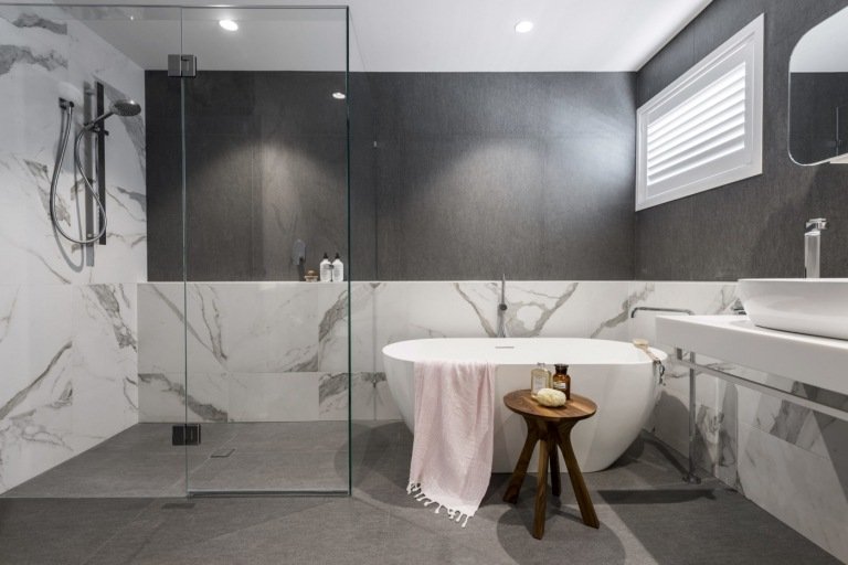 moderne badeværelser i gråt design storformat vægfliser lavet af marmor og granit og brusebad ideer til vægdesign