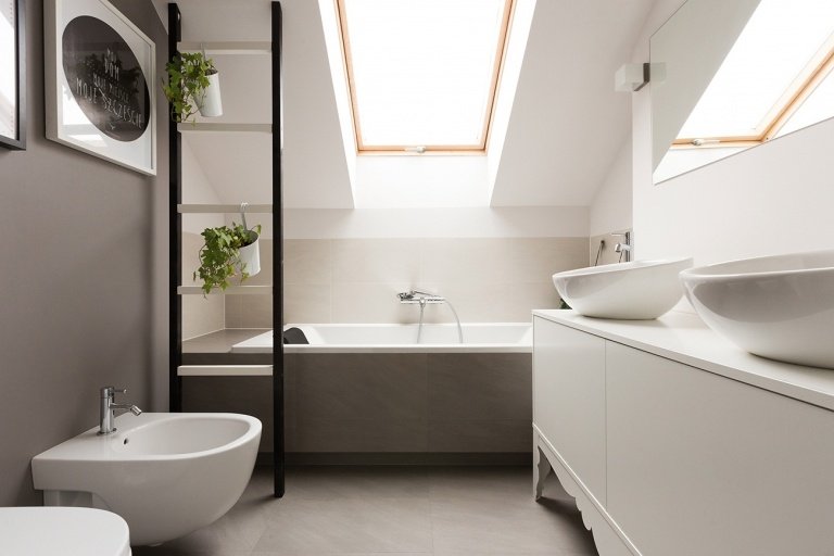 moderne badeværelser med skrå lofter og fliser i neutrale farver møbler med bidet og badekar