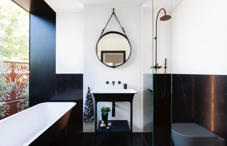 Moderne badeværelser i sort og hvidt skaber ideer med et brusebad og et smalt badekar