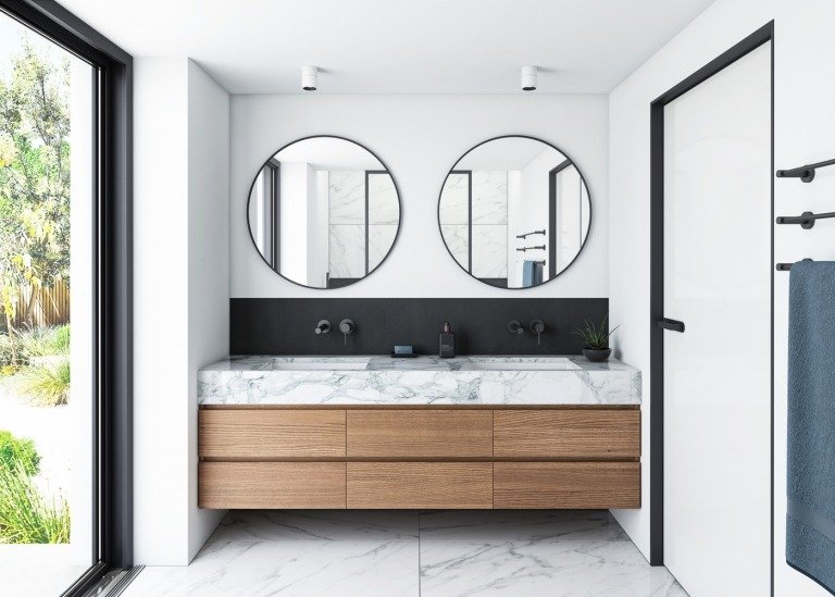 Design moderne badeværelser med gammelt underskab i træ med marmor og sort forfængelighed