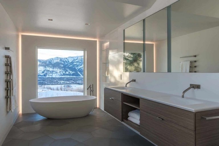 Moderne badeværelser i dag med store vinduer med fritstående badekar og dobbelt håndvask og stort spejl