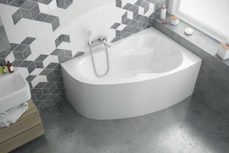 Moderne badeværelser med flisebelagte hjørnebadekar og synlig beton på gulvet Ideer til badeværelsesdesign