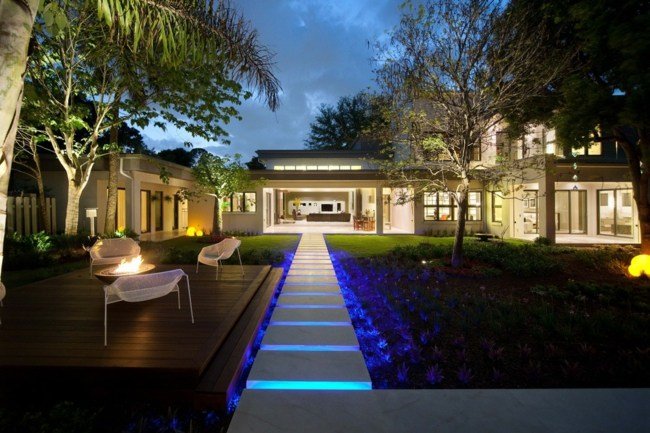 blå LED belysning græsplæne