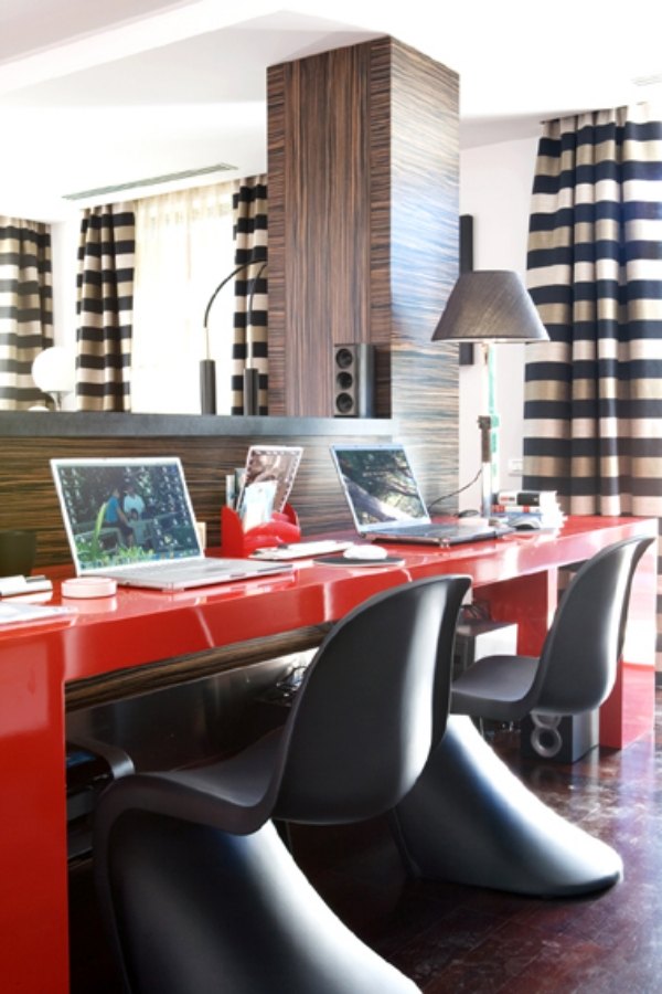 Designer interiør ideer røde skrivebord sorte stole