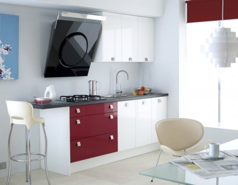 moderne-emhætte-lille-køkken-hvid-vin-rød-design-ideer
