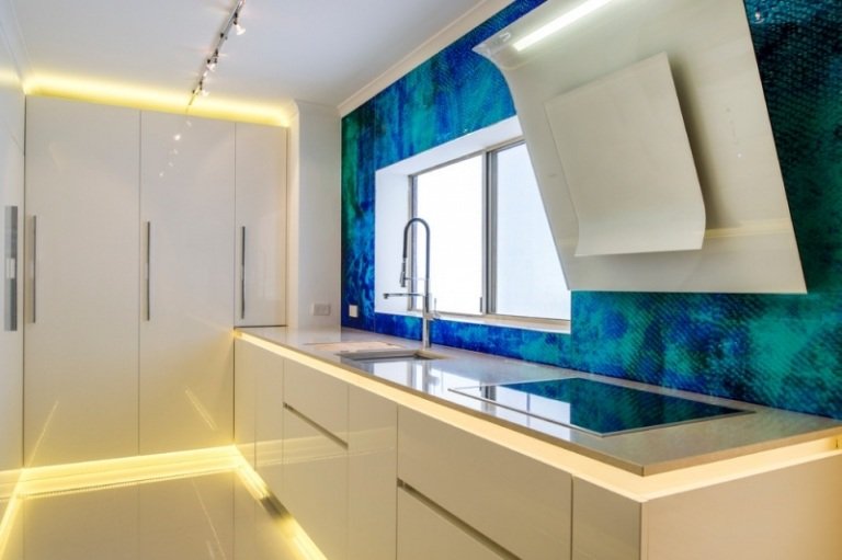 moderne-emhætte-hætte-glas-køkken bagvæg-blå-hvid-køkken