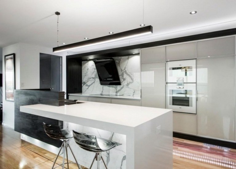 moderne-emhætte-hætte-vægmonteret-sort-hvid-køkken