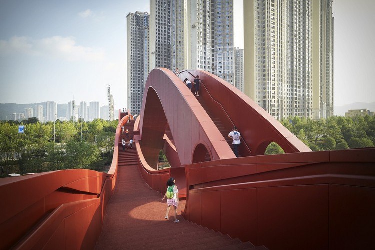 Moderne fodgængerbro rød-stål-unik-design