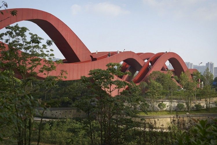 Moderne gangbro bro-innovativ-design-rød