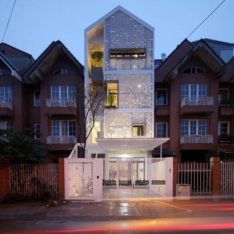 Design en husfacade -moderne rækkehuse-aften-gadebelysning-hegn