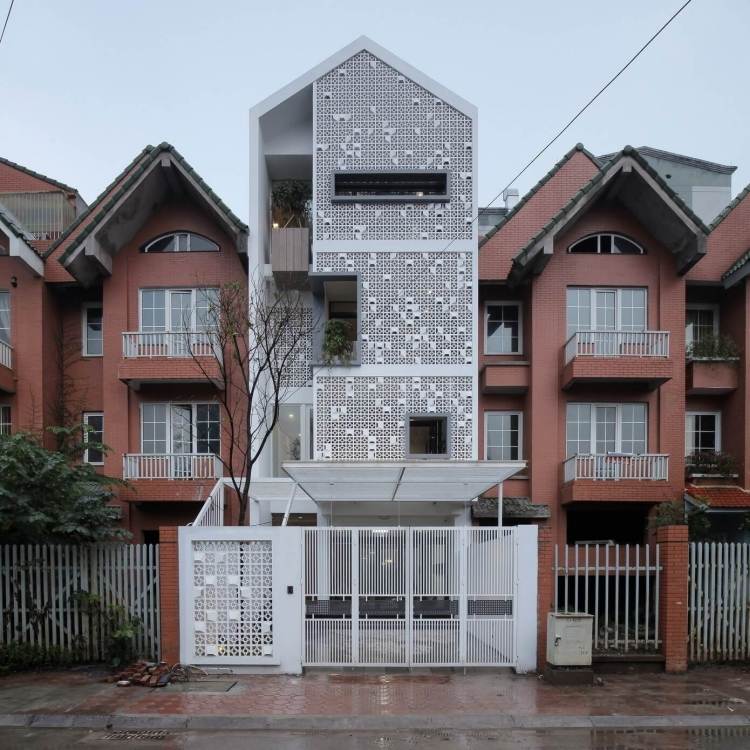 Designhusfacade -moderne rækkehus-hvidt-hegn-struktur-design-terrasse-gadehus