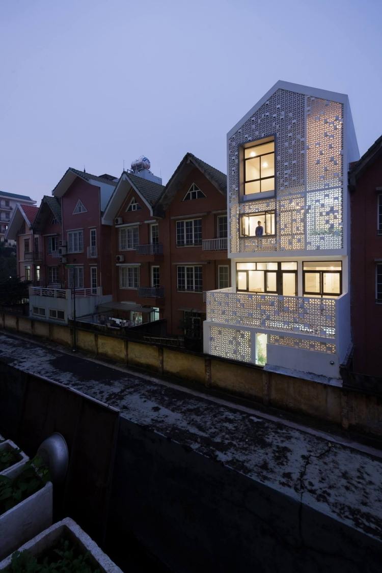 hus-facade-design-moderne-rækkehus-bag-have-del-privatliv-beskyttelse-hvid