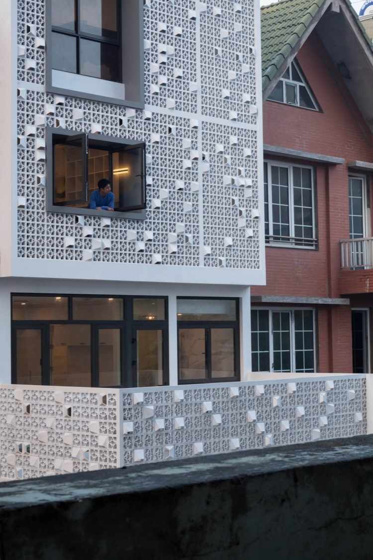 hus-facade-design-moderne-rækkehus-hvid-terrasse-design-struktur