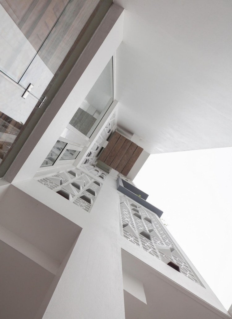 hus-facade-design-moderne-rækkehus-terrasse-hvid-struktur-beskyttelse af personlige oplysninger
