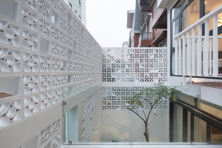 hus-facade-design-moderne-rækkehus-indre have-terrasse-glas rækværk-design