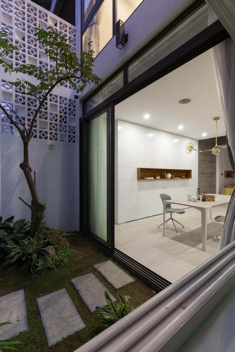 husfacade-design-moderne-rækkehus-terrasse-indre have-træ-skydedøre-hvid-interiør