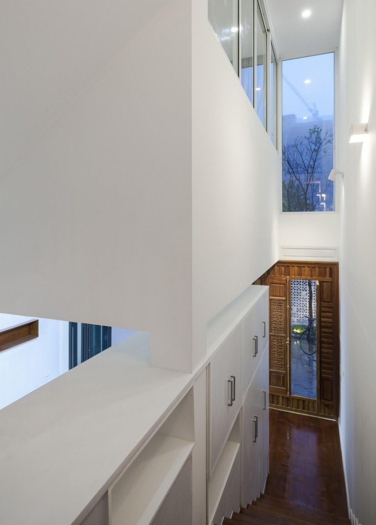 hus-facade-design-moderne-rækkehus hus-hus-dør-gang-trappe-hvid