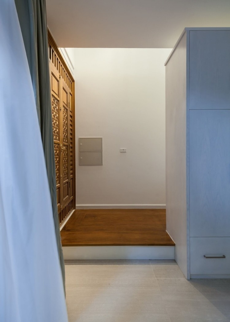 rækkehus-interiør-moderne-hall-hus-dør-træ-hvid