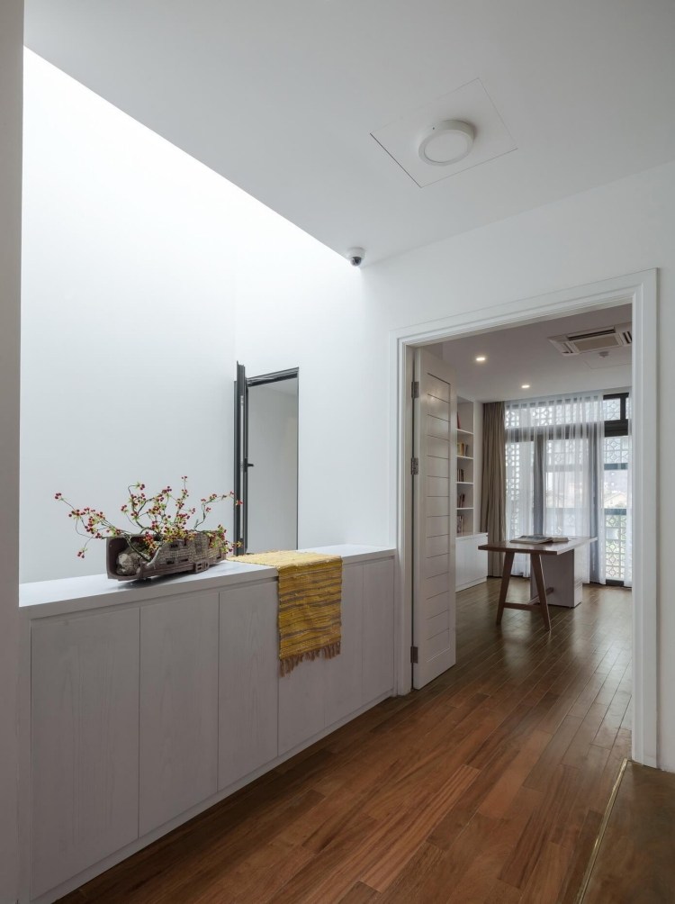 rækkehus-interiør-parketgulv-hvidt-indbygget køkken-minimalistisk
