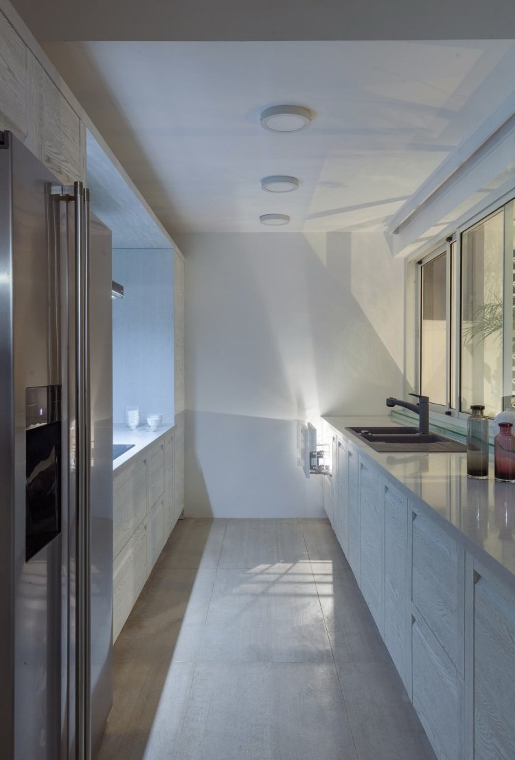 rækkehus-interiør-indbygget køkken-hvid-moderne-enkel