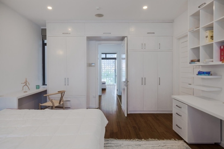 rækkehus-interiør-hvid-minimalistisk-soveværelse-indbygget garderobe