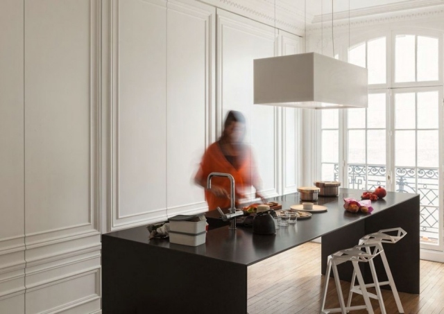 køkken-skab-skjulte-hvide-paneler-dekorative-profiler