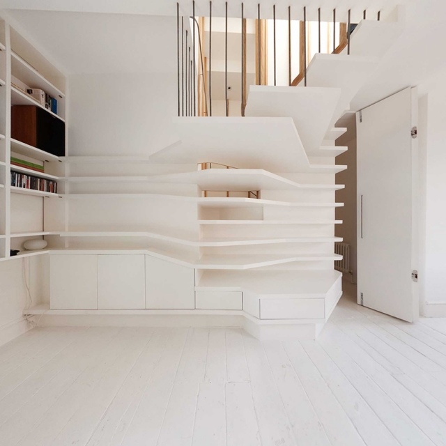 lille lejlighed hvid møblering trappe hylder plads