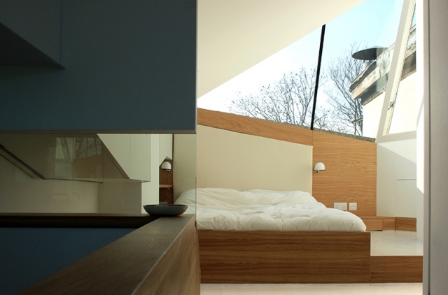 duplex lejlighed lyst soveværelse træ seng ovenlysvinduer
