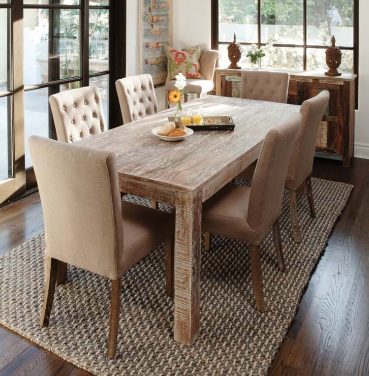 moderne-massivt træ-spisebord-rustikke-stole-polstring-beige-rustiktæppe
