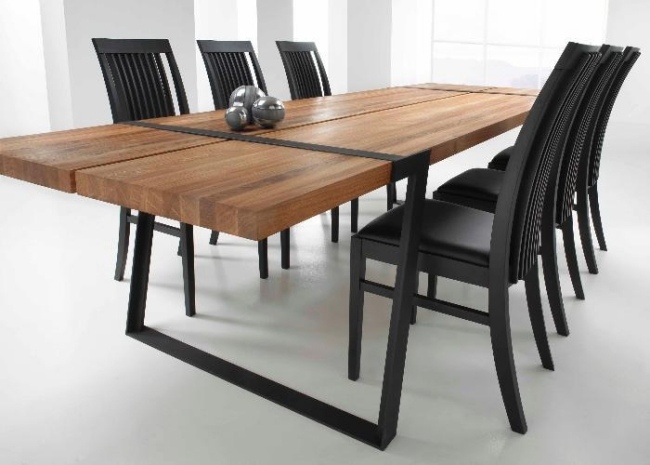 moderne massivt træ møbelbord kæmpe egetræ sorte elementer stole