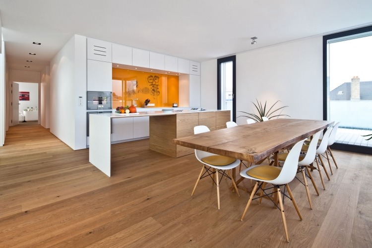 moderne-massivt træ-spisebord-trægulv-scanidnavian-stil-hvidt-køkken