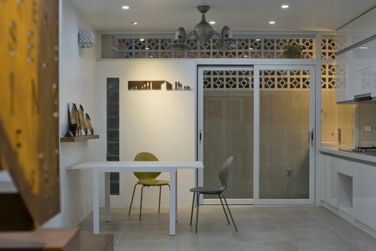Moderne-værelse-divider-køkken-spisestue-område-skydedør-væg-dekoration-gulvfliser