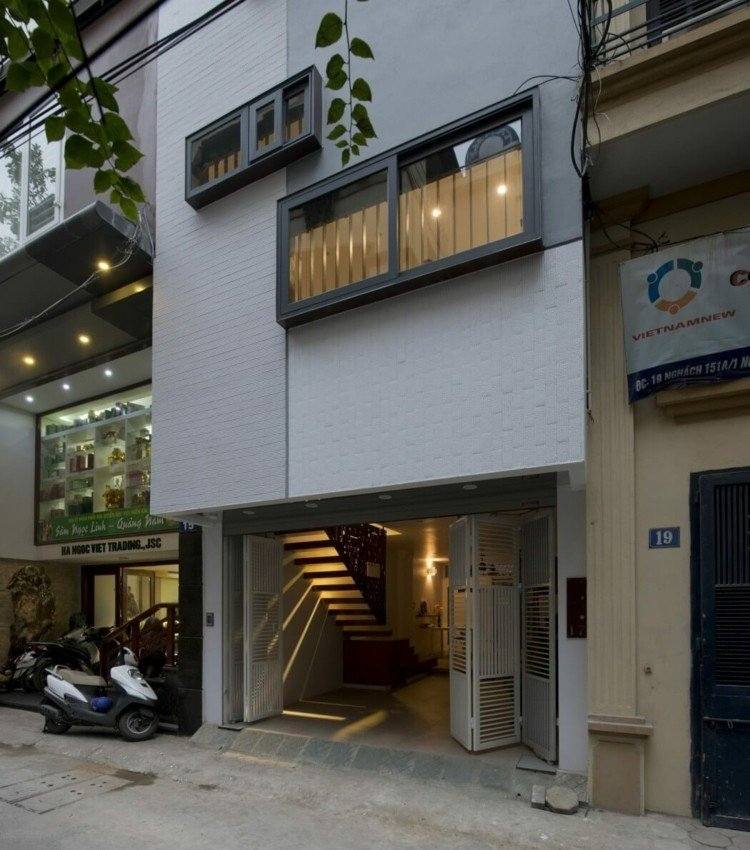Moderne rumdeler-garage-dør-rækkehus-frontal-garage-facade-trappe