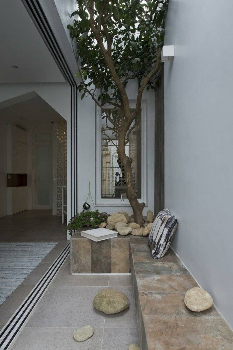 Moderne-værelse-skille-tag-terrasse-træ-bænk-sten-se-skydedør-flow