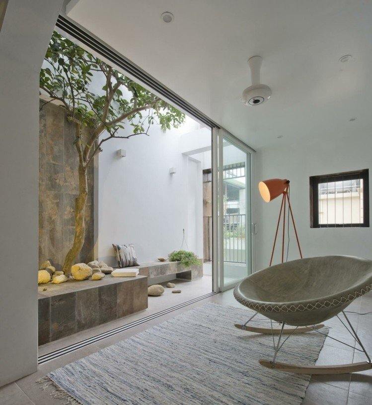 Moderne-værelse-skille-tag-terrasse-gyngende-lænestol-gulv-fliser-træ-skydedør