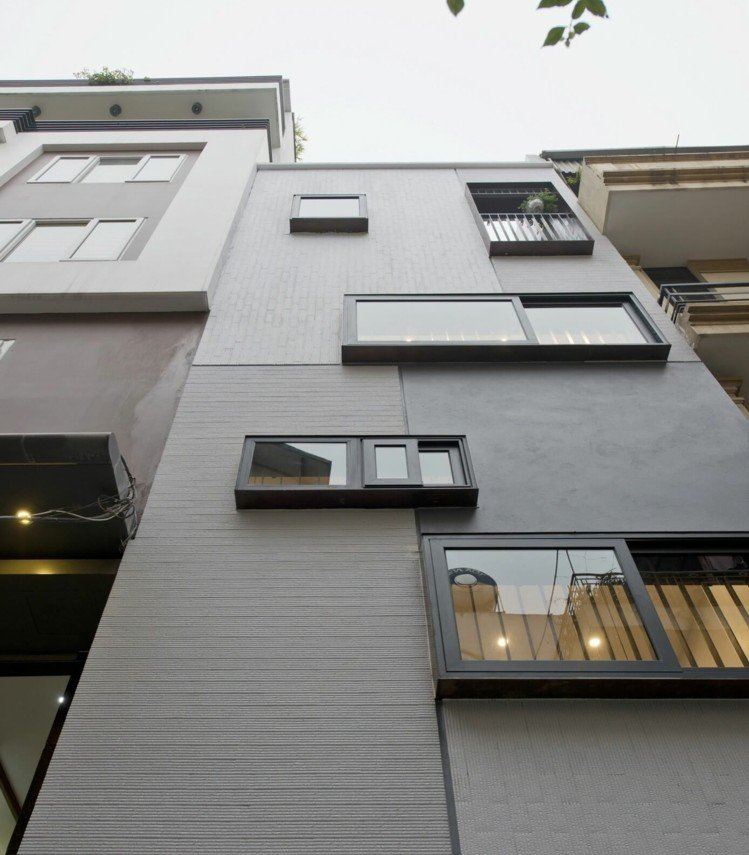 Moderne-rum-skillelinje-rækkehus-front-vindue-beton-facade