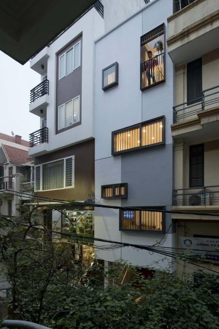 Moderne-værelse-divider-rækkehus-frontal-view-vindue-terrasse