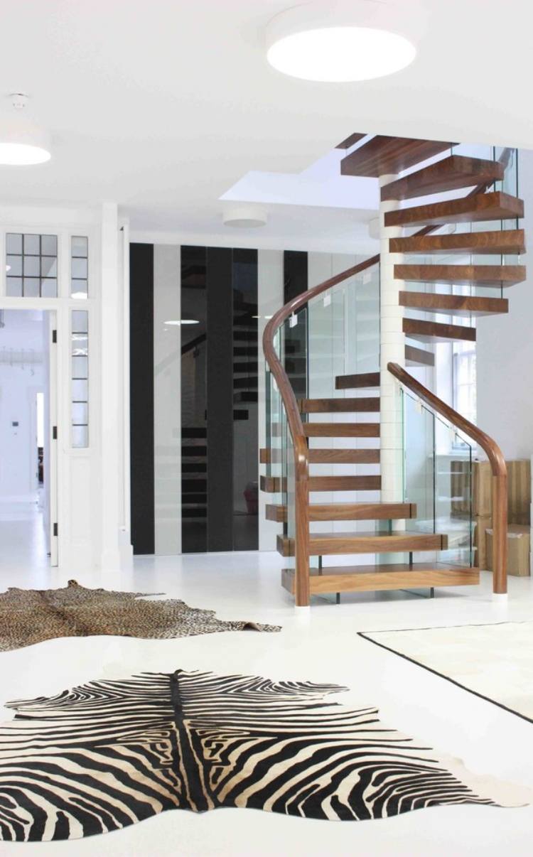 moderne-spiral-trappe-træ-trin-glas-gelænder