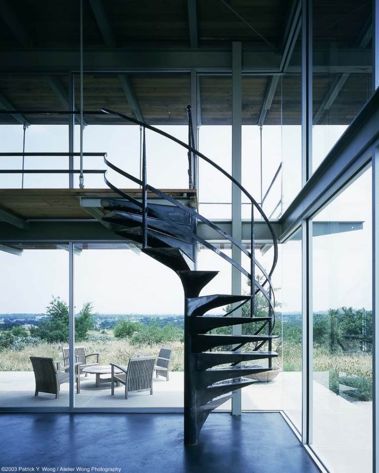 moderne-spiraltrappe-stål-sort-industriel-stil