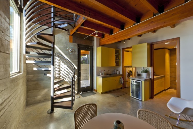 moderne-spiraltrappe-stål-sort-træ-trin-gul-køkken