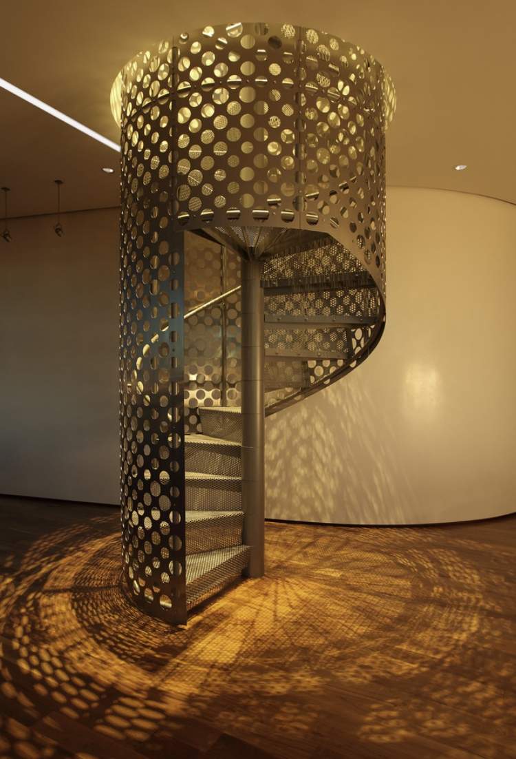 moderne-spiral-trappe-stål-perforerede gelænder