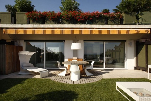 stor-altan-kunstgræs-markiser-hvide-møbler-soltag