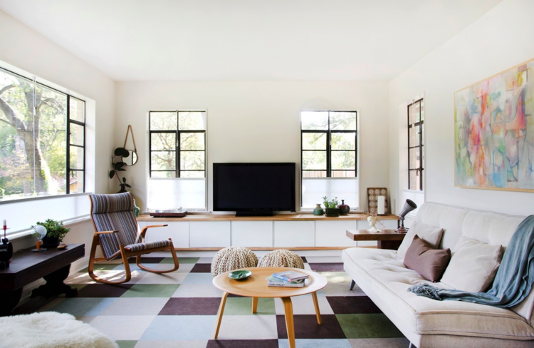 moderne stue tæppe farverigt skakbræt mønster sofa fløde træ sofabord