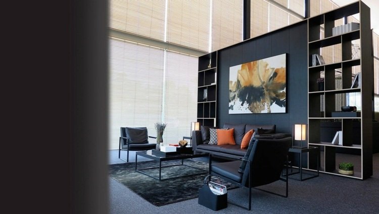 moderne stue sorte møbler hylde sofa læder metal