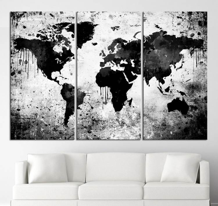 Vægdesign i sort og hvid-stue-sofa-hvid-verdenskort-deco-idé